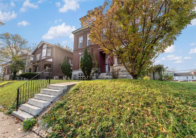 Photo 3 of Sale Pending at 8 Lewis Pl, Saint Louis, MO 63113 | MLS# 24069864 | Listing updated on 2024-11-13