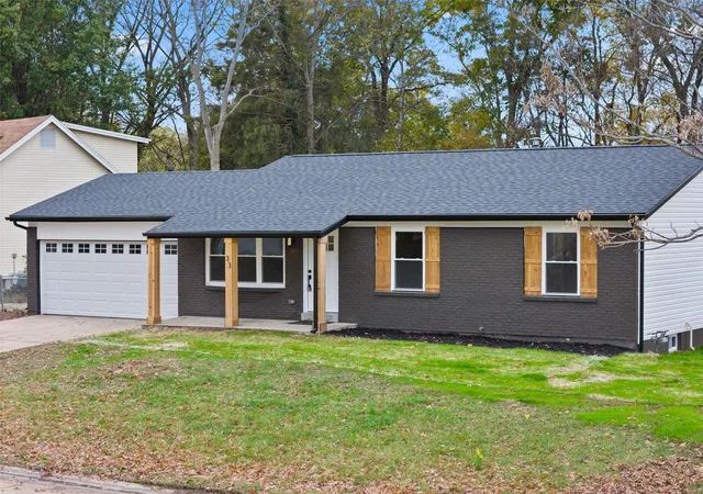 Photo 1 of Sale Pending at 33 Gardenview Dr, Saint Peters, MO 63376 | MLS# 24069870 | Listing updated on 2024-12-02