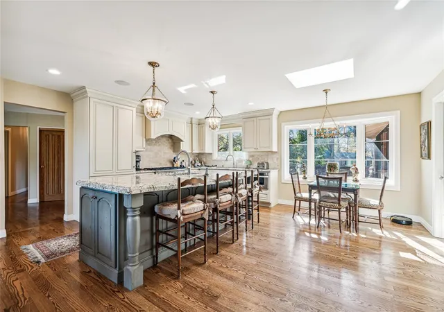 Photo 3 of Sale Pending at 10 Kirken Knoll Dr, Saint Louis, MO 63131 | MLS# 24069964 | Listing updated on 2025-03-03