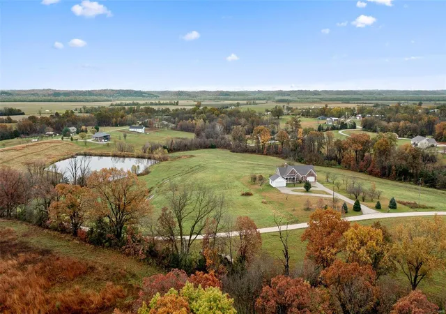 Photo 2 of Single family home for sale at 5310 Tebbetts View Dr, Tebbetts, MO 65080 | MLS# 24070092 | Listing updated on 2025-02-27
