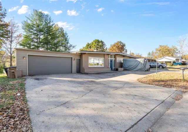 Photo 2 of Single family home for sale at 2581 Fairlane Dr, Cape Girardeau, MO 63701 | MLS# 24070230 | Listing updated on 2025-03-18