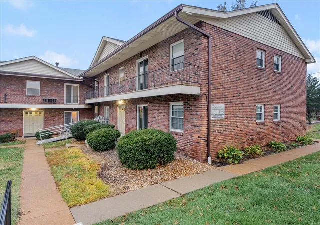 Homes for sale in Mehlville, MO | 6953 Colonial Woods Drive, Mehlville, MO 63129 | Houzeo