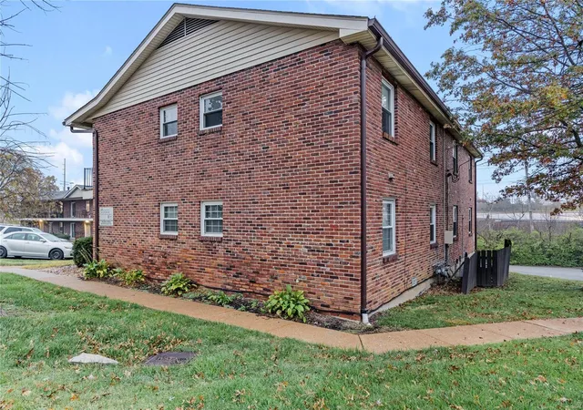 Homes for sale in Mehlville, MO | 6953 Colonial Woods Drive, Mehlville, MO 63129 | Houzeo