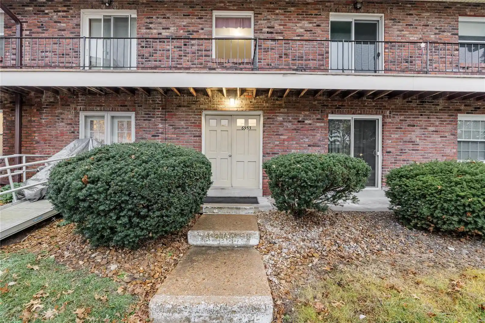 Listing Photo 2 - Condo for sale in 6953 Colonial Woods Dr located at 6953 Colonial Woods Dr, St. Louis, MO 63129 - Unit #48