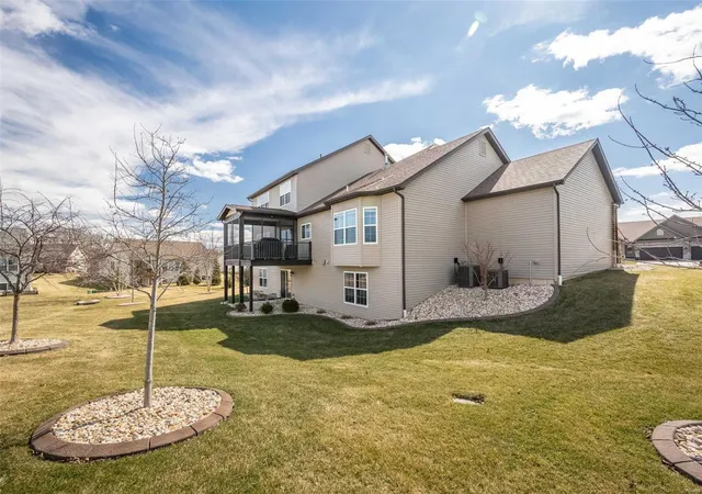 Photo 3 of Single family home for sale at 609 Ridgepointe Valley Ct, Lake Saint Louis, MO 63367 | MLS# 24070395 | Listing updated on 2025-03-08