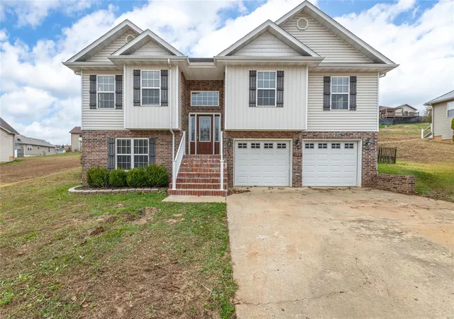 Photo 1 of Single family home for sale at 104 Locust Ct, Saint Robert, MO 65584 | MLS# 24070439 | Listing updated on 2024-11-14