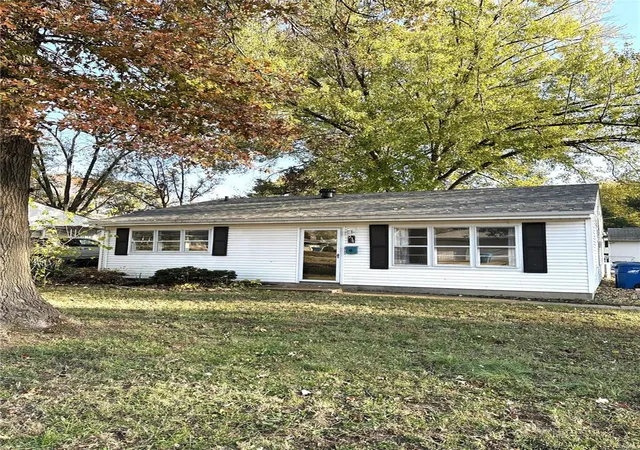 Photo 1 of Sale Pending at 934 Hawthorn Ave, Saint Charles, MO 63301 | MLS# 24070578 | Listing updated on 2024-11-25