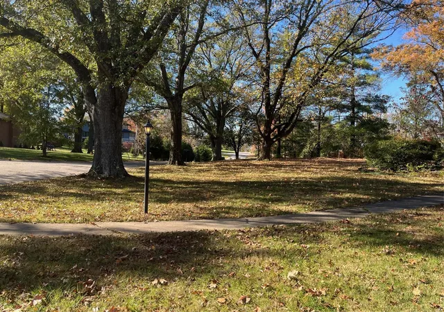 Photo 3 of Sale Pending at 11627 Fallbrook Dr, Saint Louis, MO 63131 | MLS# 24070679 | Listing updated on 2024-12-10
