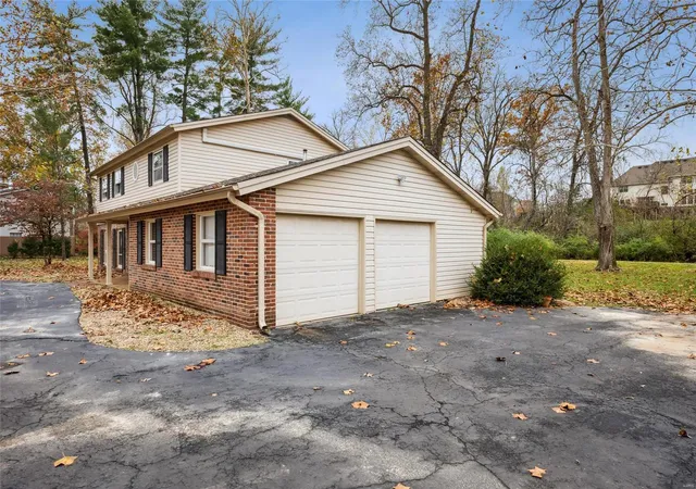 Photo 2 of Single family home for sale at 15 Chamblee Ln, Saint Louis, MO 63141 | MLS# 24070847 | Listing updated on 2024-12-10