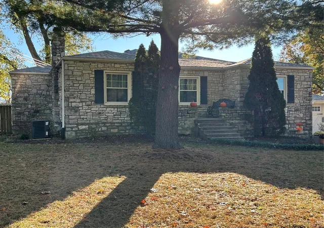 Photo 2 of Sale Pending at 11210 Morrow Dr, Saint Ann, MO 63074 | MLS# 24070948 | Listing updated on 2024-11-18