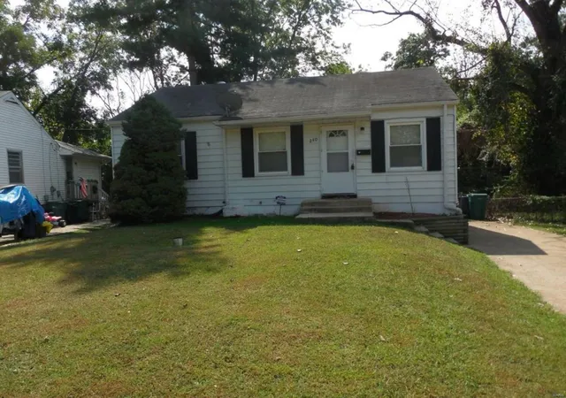 Photo 1 of Single family home for sale at 240 Estridge Rd, Saint Louis, MO 63137 | MLS# 24070996 | Listing updated on 2024-12-05