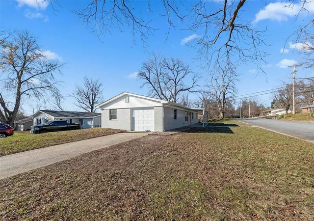 Photo 3 of Single family home for sale at 401 Pralle Ln, Saint Charles, MO 63303 | MLS# 24071019 | Listing updated on 2024-12-16