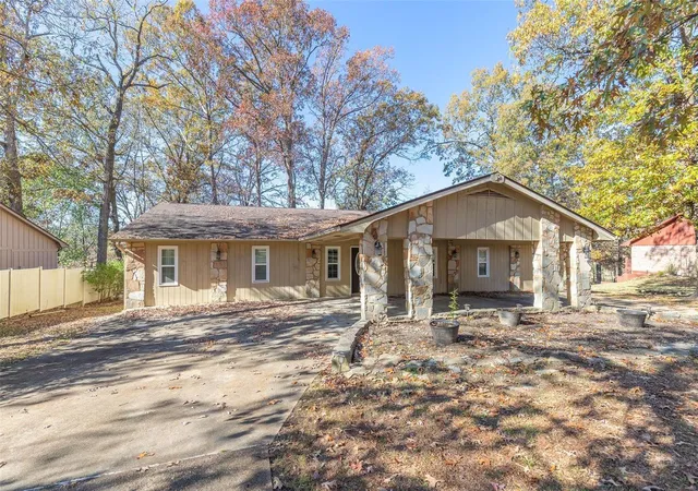 Photo 2 of Single family home for sale at 2880 Carrie Ann Circle, Poplar Bluff, MO 63901 | MLS# 24071095 | Listing updated on 2025-03-05