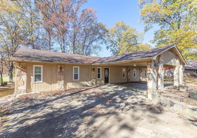 Photo 3 of Single family home for sale at 2880 Carrie Ann Circle, Poplar Bluff, MO 63901 | MLS# 24071095 | Listing updated on 2025-03-05