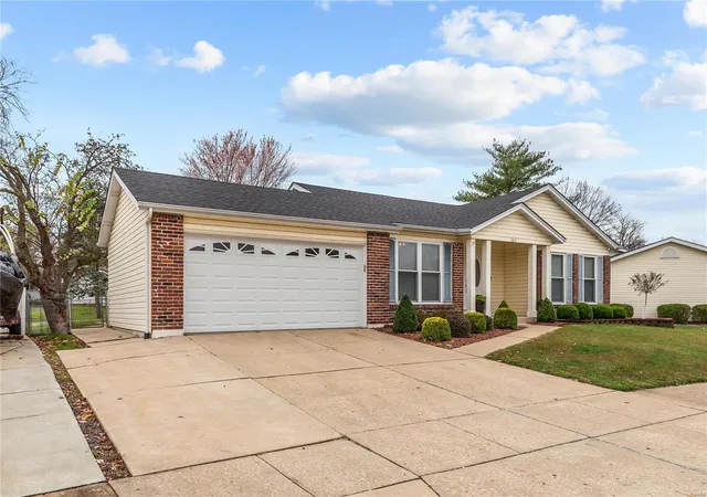 Photo 2 of Sale Pending at 203 Laurelwood, Saint Peters, MO 63376 | MLS# 24071156 | Listing updated on 2024-11-27