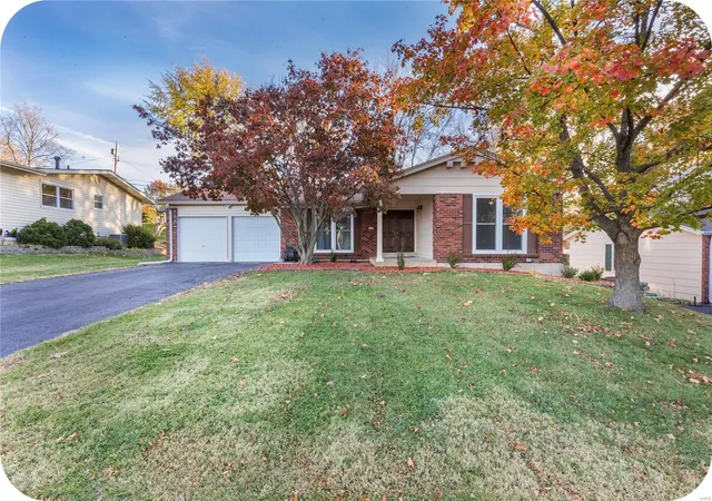 Photo 1 of Sale Pending at 11816 Spruce Haven Dr, Saint Louis, MO 63146 | MLS# 24071334 | Listing updated on 2024-12-11