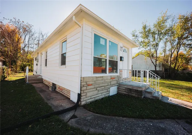 Photo 3 of Single family home for sale at 712 N 87th St, East Saint Louis, IL 62203 | MLS# 24071350 | Listing updated on 2024-12-02