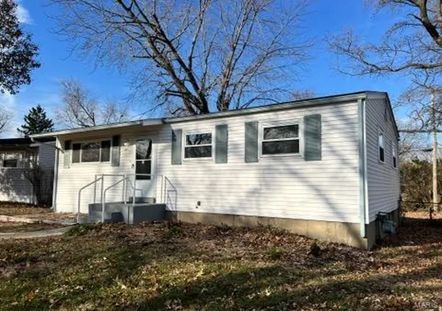 Photo 2 of Single family home for sale at 1223 Congress Ave, Saint Louis, MO 63138 | MLS# 24071353 | Listing updated on 2024-12-14