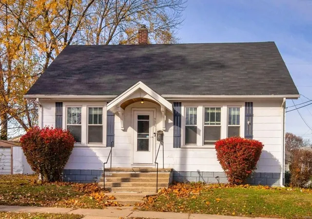 Photo 1 of Single family home for sale at 225 N 9th Street, Saint Charles, MO 63301 | MLS# 24071419 | Listing updated on 2024-12-02