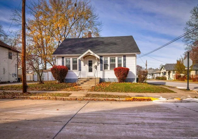 Photo 2 of Single family home for sale at 225 N 9th Street, Saint Charles, MO 63301 | MLS# 24071419 | Listing updated on 2024-12-02