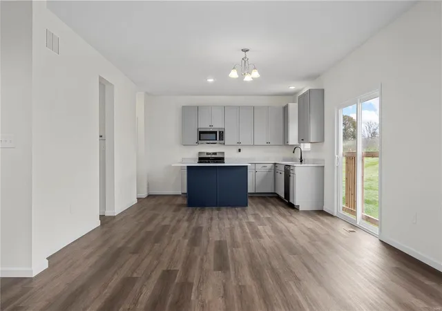 Photo 4 of Single family home for sale at 927 Little Fieldstone Ct, Wentzville, MO 63385 | MLS# 24071427 | Listing updated on 2025-01-11