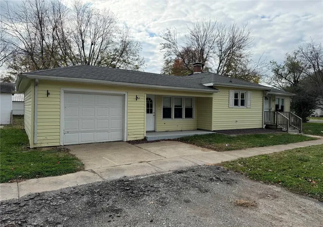 Photo 1 of Single family home for sale at 1101 E 4th St, Centralia, IL 62801 | MLS# 24071781 | Listing updated on 2024-12-11