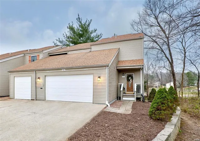 Photo 1 of Single family home for sale at 101 Villa Dr, Lake Saint Louis, MO 63367 | MLS# 24071847 | Listing updated on 2025-03-17