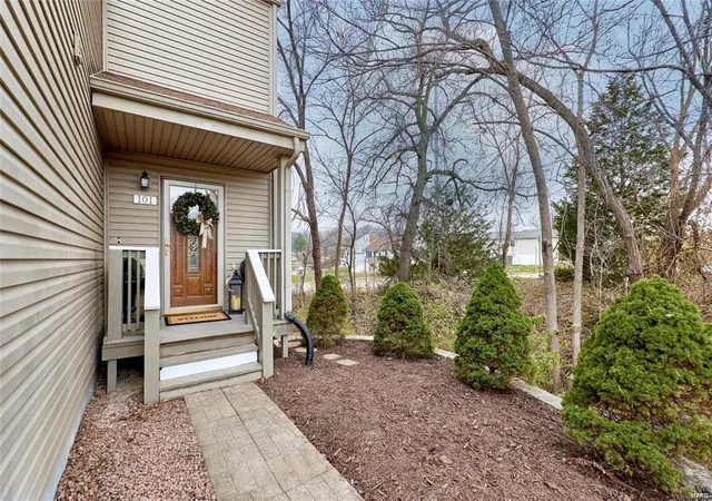 Photo 2 of Single family home for sale at 101 Villa Dr, Lake Saint Louis, MO 63367 | MLS# 24071847 | Listing updated on 2025-03-17