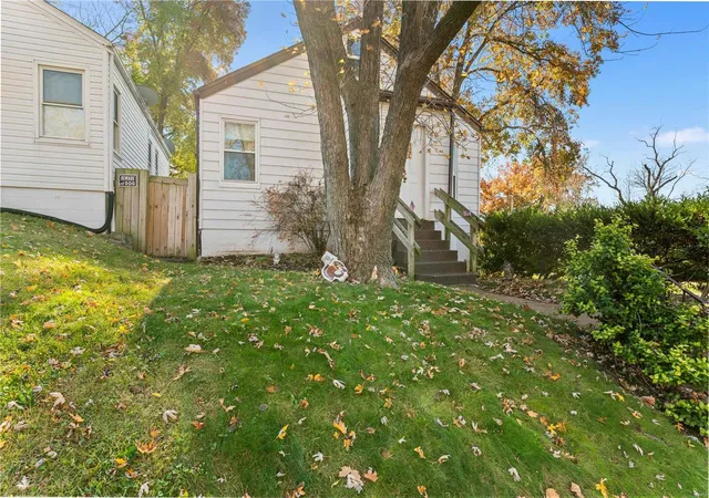 Photo 2 of Single family home for sale at 7092 Lindenwood Pl, Saint Louis, MO 63109 | MLS# 24072142 | Listing updated on 2024-12-09