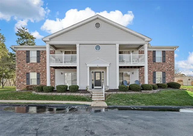 Photo 1 of Sale Pending at 31 Berview Cir #F, Saint Louis, MO 63129 | MLS# 24072147 | Listing updated on 2024-11-28