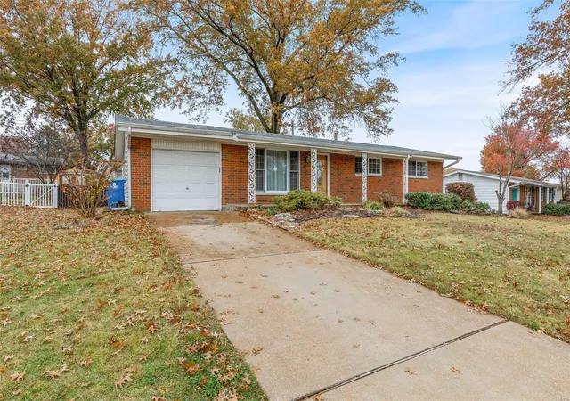 Photo 1 of Sale Pending at 2811 Woodbury Dr, Saint Louis, MO 63125 | MLS# 24072148 | Listing updated on 2024-11-24