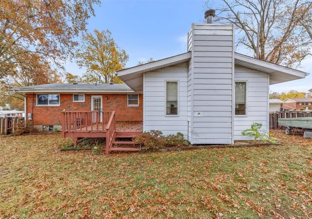 Photo 3 of Sale Pending at 2811 Woodbury Dr, Saint Louis, MO 63125 | MLS# 24072148 | Listing updated on 2024-11-24