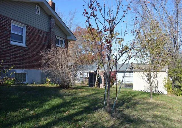 Photo 3 of Sale Pending at 201 Lambeth Ln, Saint Louis, MO 63125 | MLS# 24072535 | Listing updated on 2024-11-26