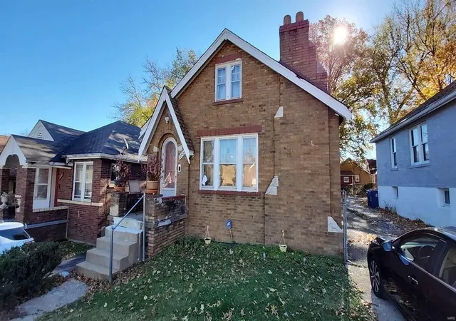 Photo 1 of Sale Pending at 2826 Colonial Ave, Saint Louis, MO 63121 | MLS# 24072551 | Listing updated on 2024-11-28