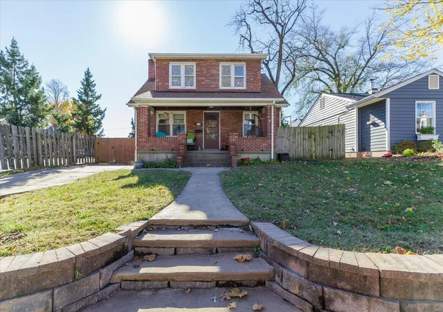 Photo 1 of Single family home for sale at 611 Washington St, Saint Charles, MO 63301 | MLS# 24072591 | Listing updated on 2024-12-10