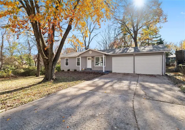 Photo 2 of Sale Pending at 11 Highland Dr, Saint Charles, MO 63303 | MLS# 24072657 | Listing updated on 2024-12-09