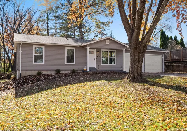 Photo 3 of Sale Pending at 11 Highland Dr, Saint Charles, MO 63303 | MLS# 24072657 | Listing updated on 2024-12-09