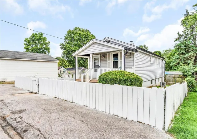 Photo 3 of Sale Pending at 912 Dammert Ave, Saint Louis, MO 63125 | MLS# 24072753 | Listing updated on 2024-12-18
