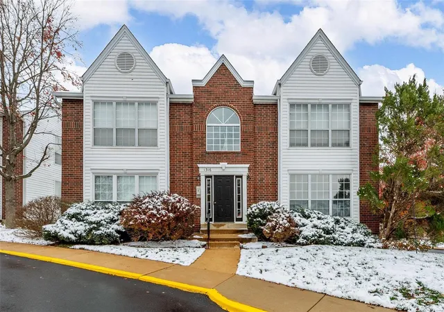 Listing Photo 1 - Condo for sale in building located at 1316 Crossings Ct, Ballwin, MO 63021 - Unit #A