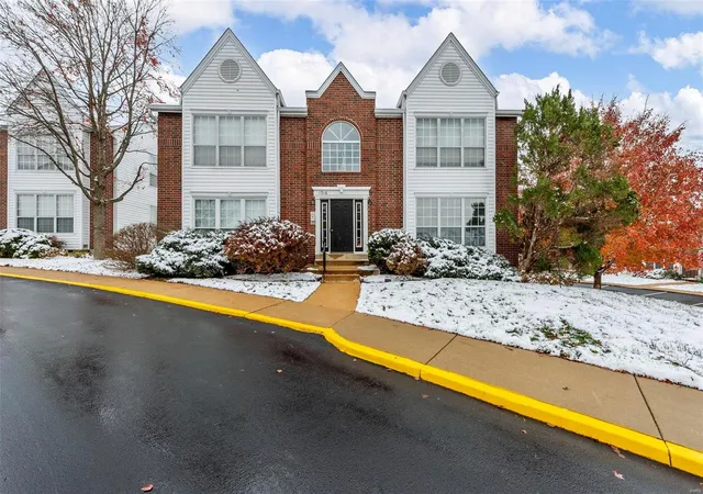 Listing Photo 2 - Condo for sale in building located at 1316 Crossings Ct, Ballwin, MO 63021 - Unit #A