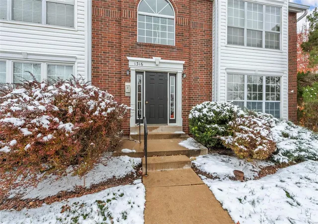 Listing Photo 3 - Condo for sale in building located at 1316 Crossings Ct, Ballwin, MO 63021 - Unit #A