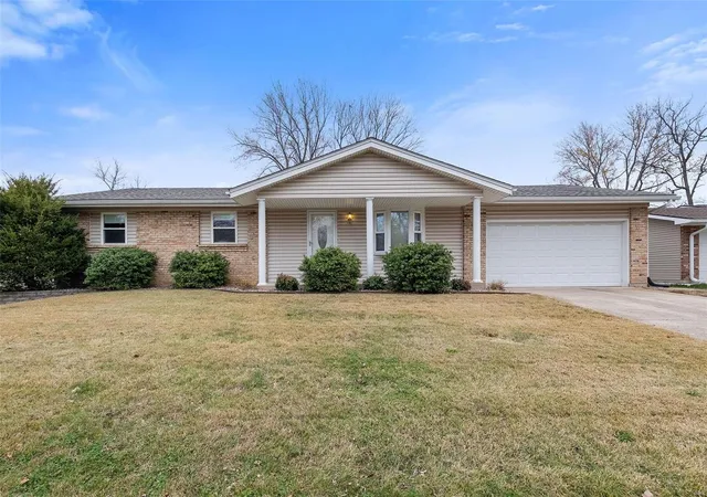 Photo 2 of Single family home for sale at 2904 Westminister Dr, Saint Charles, MO 63301 | MLS# 24073359 | Listing updated on 2024-12-17