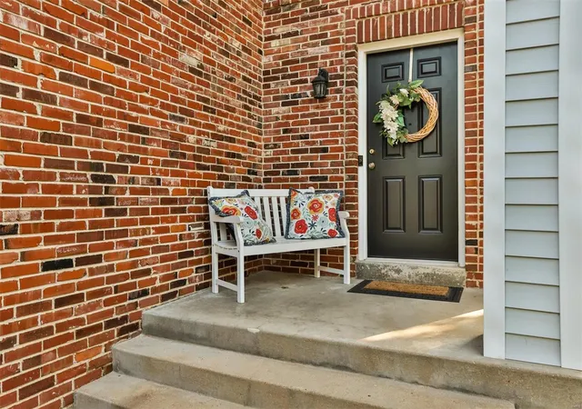 Photo 2 of Townhouse for sale at 2006 Midfield Ln, Saint Louis, MO 63146 | MLS# 24073375 | Listing updated on 2024-12-08
