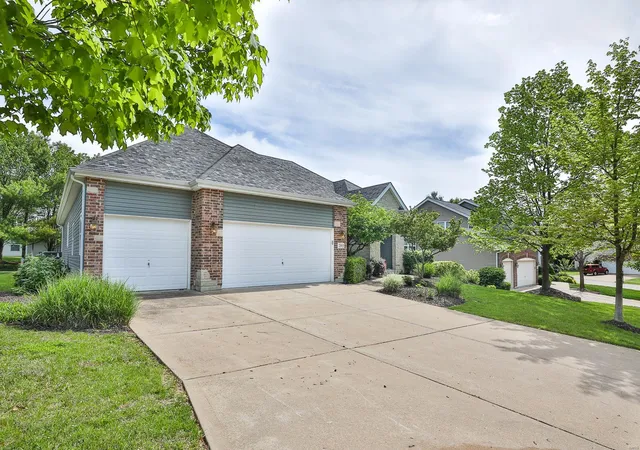 Photo 2 of Single family home for sale at 203 Vista Pointe Ct, Saint Peters, MO 63376 | MLS# 24073378 | Listing updated on 2024-12-31