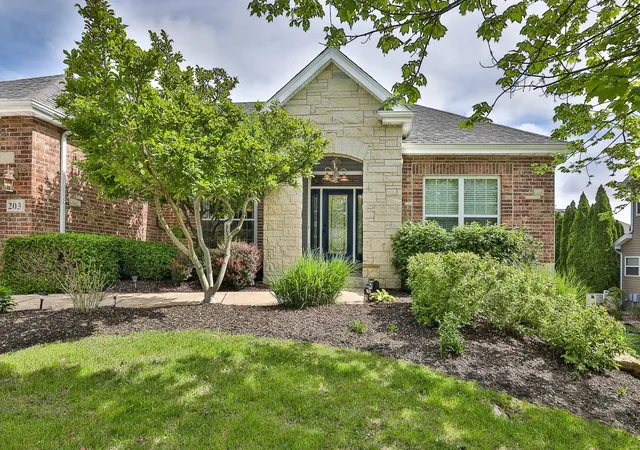Photo 3 of Single family home for sale at 203 Vista Pointe Ct, Saint Peters, MO 63376 | MLS# 24073378 | Listing updated on 2024-12-31