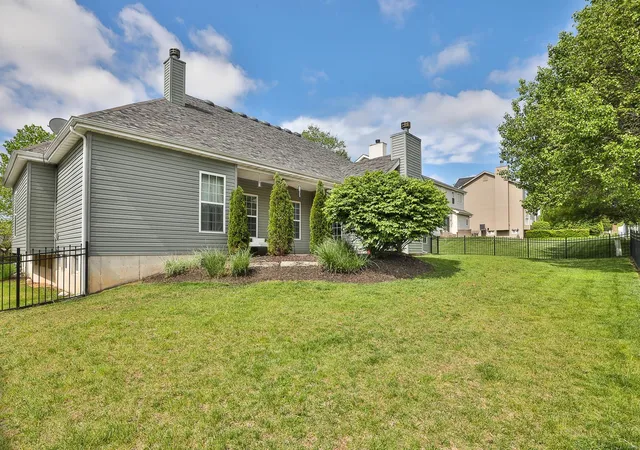 Photo 3 of Single family home for sale at 203 Vista Pointe Ct, Saint Peters, MO 63376 | MLS# 24073378 | Listing updated on 2024-12-31