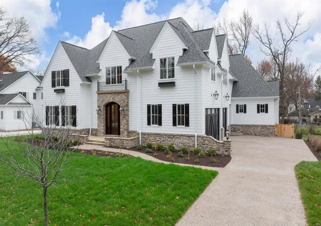 Photo 1 of Mansion for sale at 26 Woodcrest Dr, Saint Louis, MO 63124 | MLS# 24073445 | Listing updated on 2025-03-12