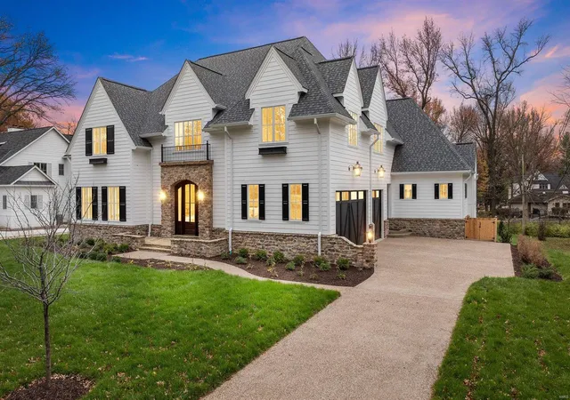 Photo 2 of Mansion for sale at 26 Woodcrest Dr, Saint Louis, MO 63124 | MLS# 24073445 | Listing updated on 2025-03-12