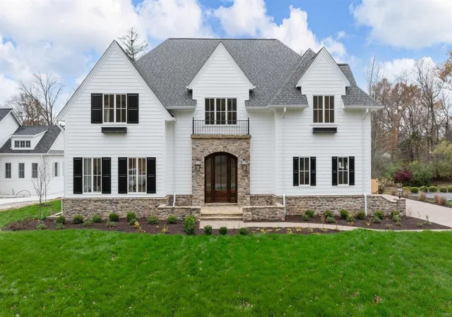 Photo 3 of Mansion for sale at 26 Woodcrest Dr, Saint Louis, MO 63124 | MLS# 24073445 | Listing updated on 2025-03-12