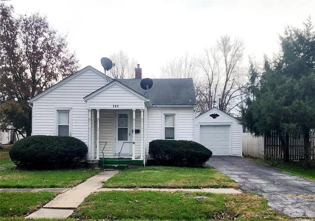 Photo 1 of Single family home for sale at 806 W Page St, Vandalia, MO 63382 | MLS# 24073646 | Listing updated on 2024-12-15